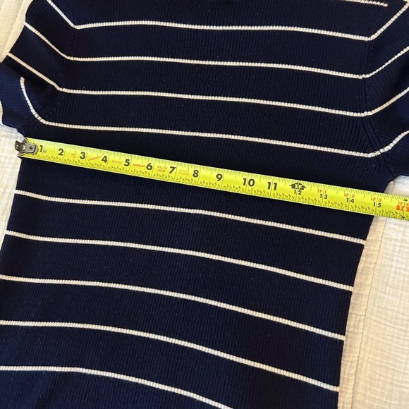 Guideboat Co. NYC  100% Merino Wool Knit Lightweight Turtleneck. Size Medium. - Picture 5 of 9